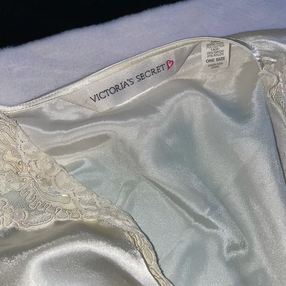 Victoria’s Secret Satin Polyester Robe - Picture 3 of 4